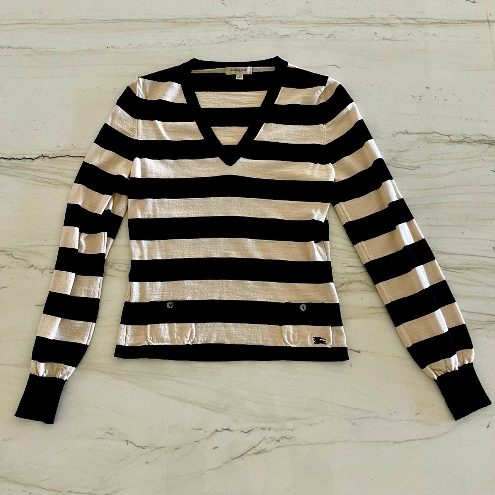 Burberry women’s size Medium Merino Wool sweater with front buttoned pockets